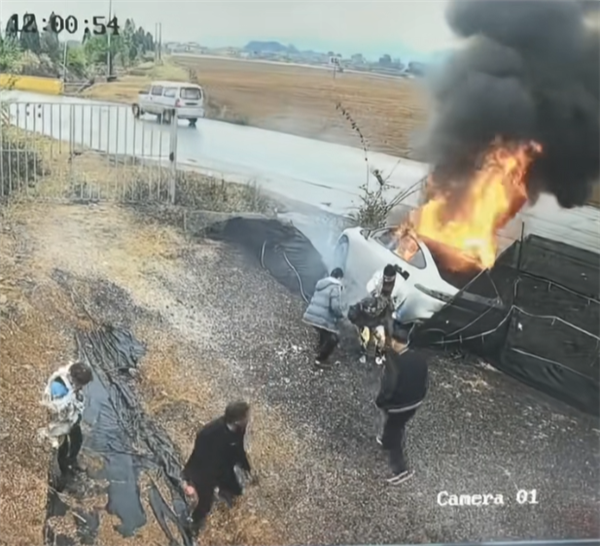 奕派007起火男子救出三人 网友建议申报见义勇为！当地回应：其是肇事者 不符合规定 奕派007起火 第2张