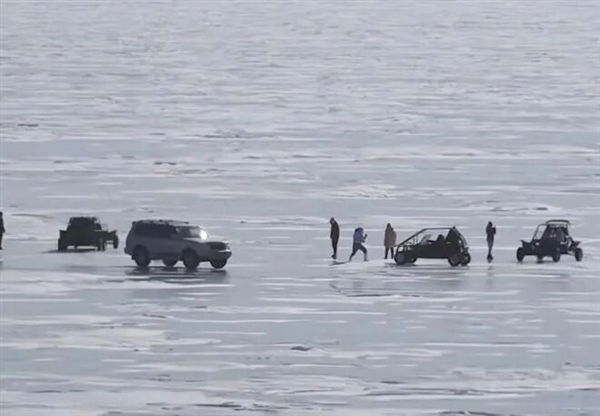 巡逻车劝离 黑车揽客:贝加尔湖上失控的“小刚炮” 贝加尔湖 第1张 巡逻车劝离 黑车揽客:贝加尔湖上失控的“小刚炮” 贝加尔湖 第1张