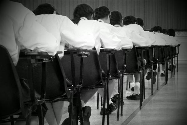 全国学生总体近视率连续四年降低！教育部：将严查挤占体育课等行为 全国学生总体近视率连续四年降低 第1张