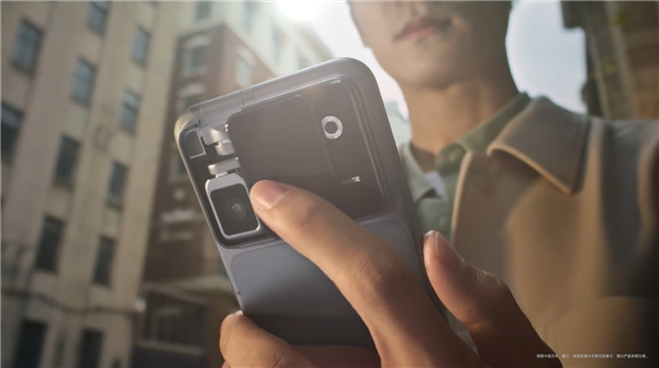 颠覆形态！全球首款机器人手机登场 影石CEO刘靖康点赞荣耀Robot Phone：杰作 机器人手机 第2张