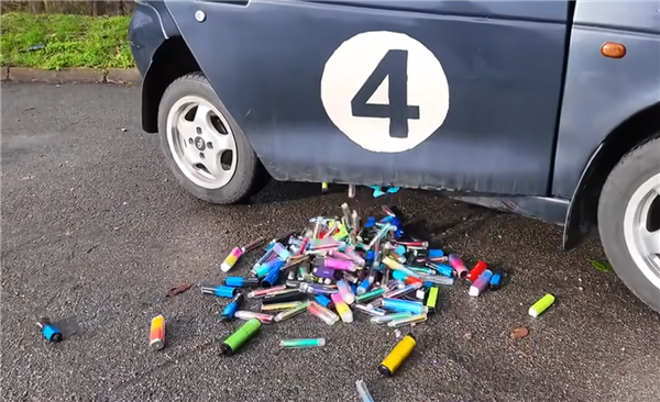 博主用500颗电子烟电池打造汽车动力电池：支持USB-C充电 博主用500颗电子烟电池打造汽车动力电池 第1张