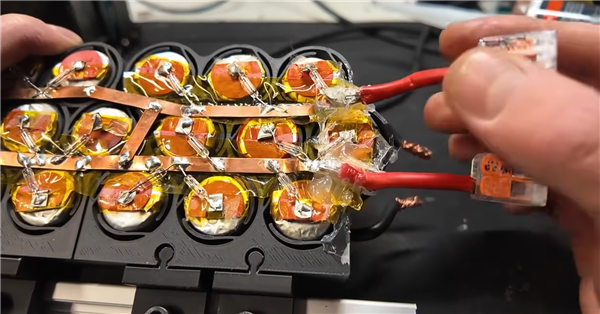 博主用500颗电子烟电池打造汽车动力电池：支持USB-C充电 博主用500颗电子烟电池打造汽车动力电池 第4张