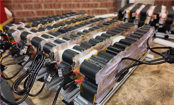 博主用500颗电子烟电池打造汽车动力电池：支持USB-C充电 博主用500颗电子烟电池打造汽车动力电池 第5张