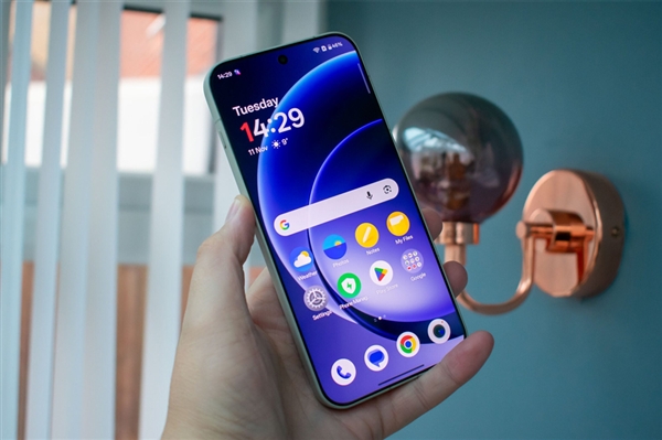 不到200g的小屏旗舰塞进7500mAh电池！一加15T手感稳了 一加15T 第3张