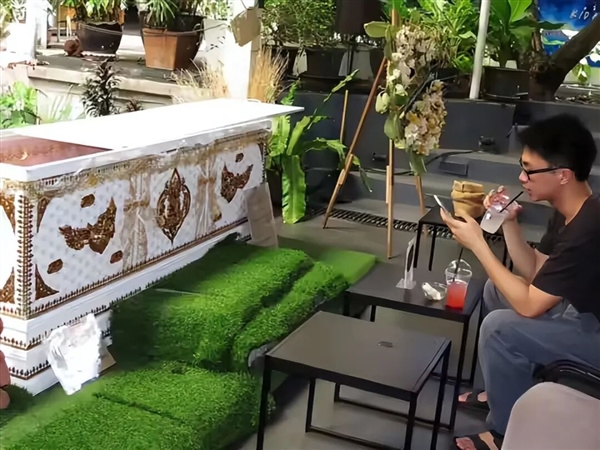 日本年轻人流行活人躺棺 花钱入棺冥想半小时 重新审视生命 活人躺棺 第4张