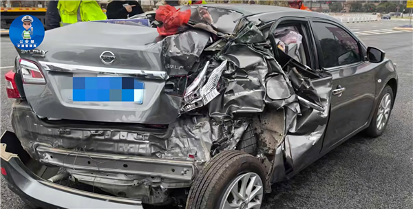 男子开轩逸错过高速出口强行连变3车道被货车制裁：整车报废 男子开轩逸错过高速出口强行连变3车道 第2张