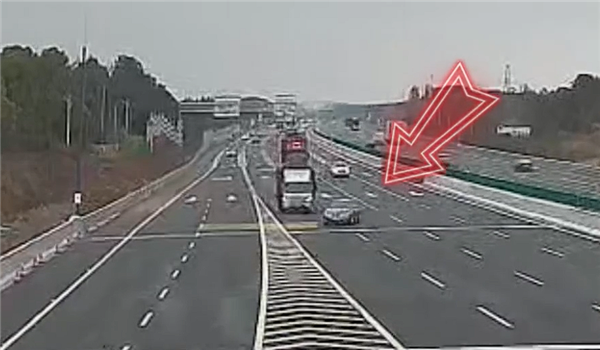 男子开轩逸错过高速出口强行连变3车道被货车制裁：整车报废 男子开轩逸错过高速出口强行连变3车道 第1张