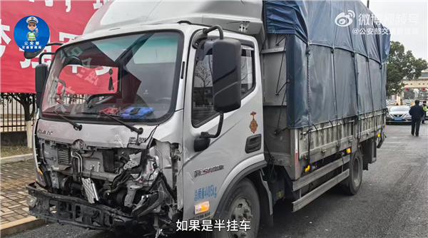 男子开轩逸错过高速出口强行连变3车道被货车制裁：整车报废 男子开轩逸错过高速出口强行连变3车道 第3张