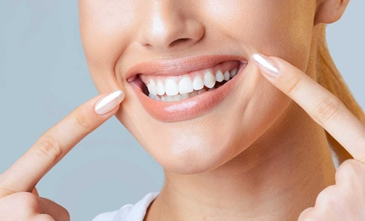 31岁女子确诊重度牙周病不敢随便笑 牙间隙形成巨大黑三角