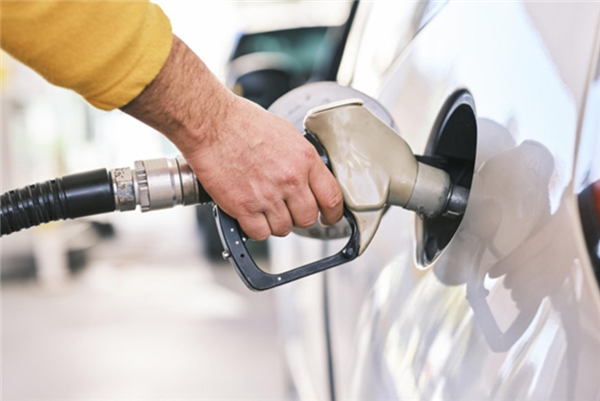 明日油价迎开年最大涨幅！国内多地92#汽油或破9元 加满多花80元 油价 第1张