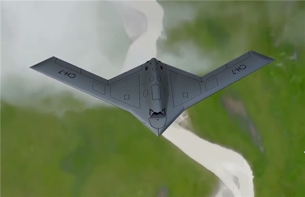 国产新型大型飞翼隐身无人机彩虹-7有多智能 央视揭秘：自己滑行自己飞 飞翼隐身无人机彩虹-7 第2张