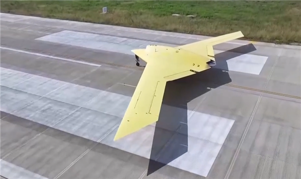 国产新型大型飞翼隐身无人机彩虹-7有多智能 央视揭秘：自己滑行自己飞 飞翼隐身无人机彩虹-7 第3张