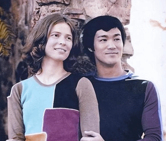 李小龙遗孀琳达近况:81岁神采奕奕 与信徒们饮茶聊天