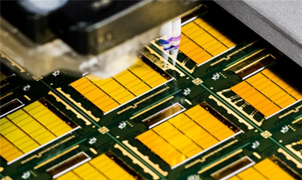 戴尔CEO预警：2028年AI内存需求将激增625倍 供应短缺难解