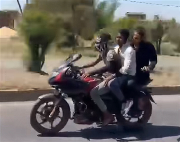 印度3兄弟骑摩托狂飙炫耀 下一秒撞卡车全部身亡 印度3兄弟骑摩托狂飙 第2张