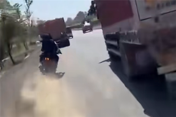 印度3兄弟骑摩托狂飙炫耀 下一秒撞卡车全部身亡 印度3兄弟骑摩托狂飙 第1张