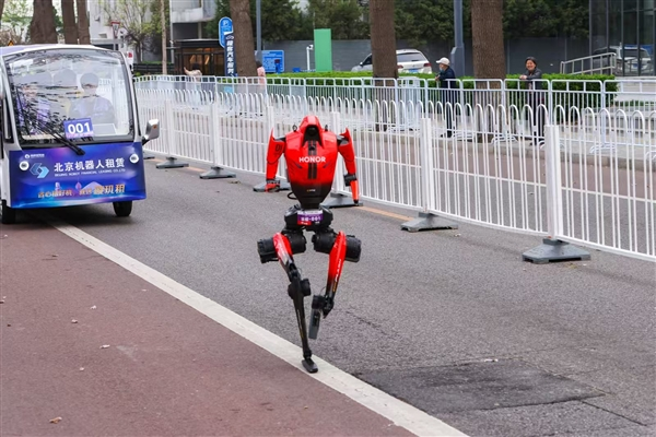 不用再遥控 人形机器人自主跑完马拉松比赛21公里 北斗立功 人形机器人 第1张