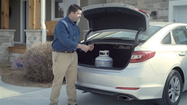 车内违装液化气罐泄露 开车女司机点了一根烟