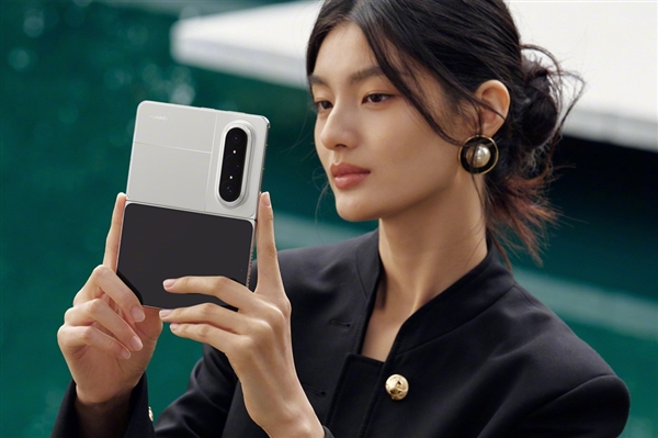 姚安娜喜提华为Pura X Max 网友：又美又飒