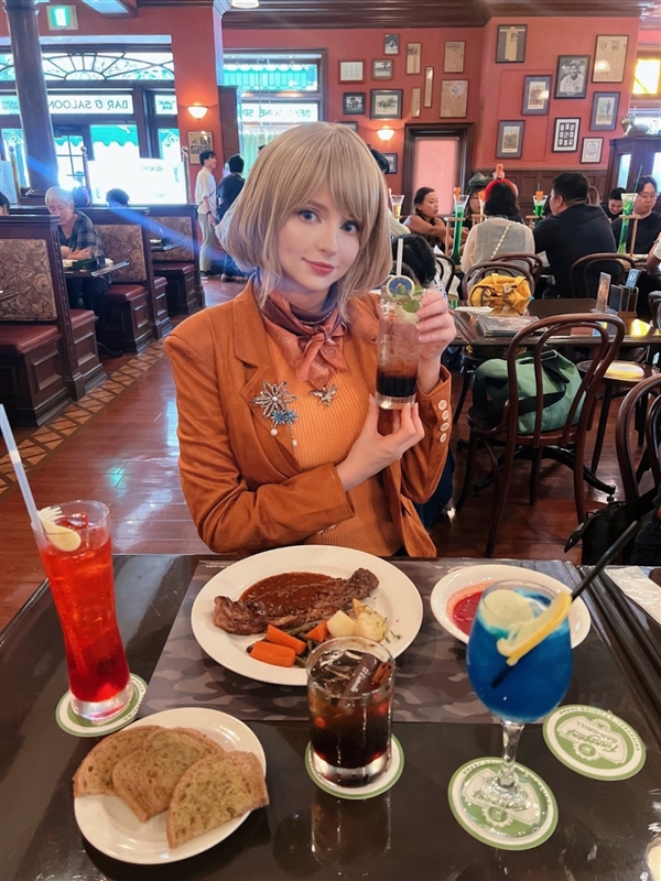 《生化4RE》阿什莉体模COS妮姬新装 黑衣黑丝很诱人