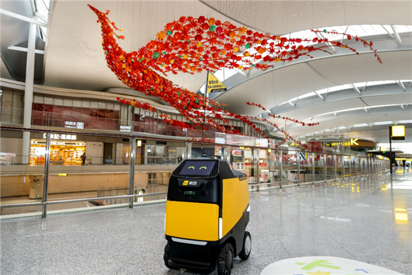 美团小黄蜂配送机器人落地重庆江北机场：外卖10分钟送到登机口