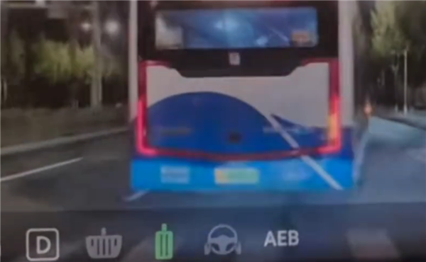 网友试驾尚界Z7误踩加速踏板差点撞公交车 AEB两次介入立大功 尚界Z7 第1张