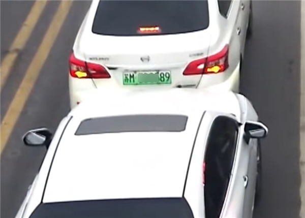 后车失控 女车主用自己车死死顶住!东风日产赠车主一辆N6新车 女车主用自己车死死顶住 第2张 后车失控 女车主用自己车死死顶住!东风日产赠车主一辆N6新车 女车主用自己车死死顶住 第2张