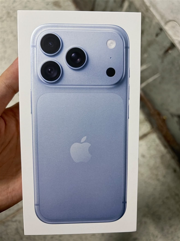 iPhone 18 Pro Max包装盒流出：清新配色撞脸远峰蓝 一秒梦回iPhone 13 Pro
