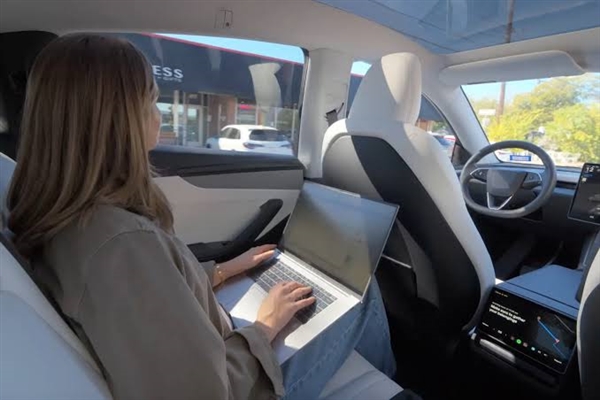 特斯拉Robotaxi接连翻车：2.3英里路程要开66分钟 铁粉乘客半路下车改叫Uber