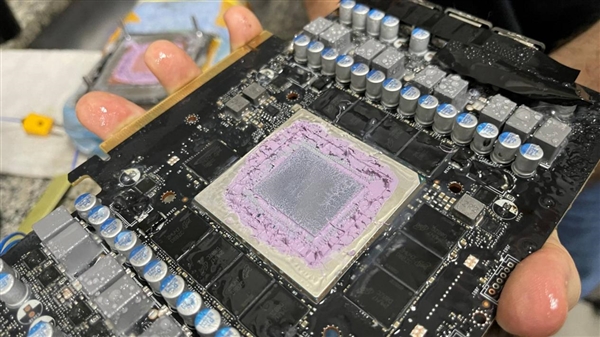 RTX 4090可用显存缩水1.5GB！三次返厂换新被拒：只涂硅脂就寄回