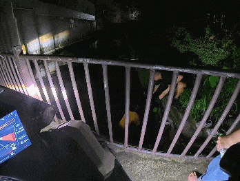 外卖小哥救落水女孩被质疑“摆拍” 视频遭举报下架 无奈报警： 陷入自证环节