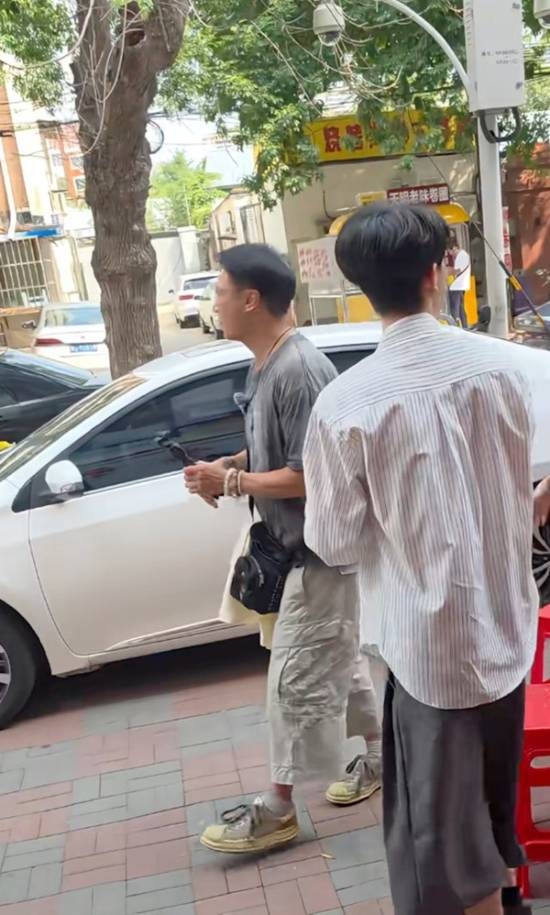 64岁吴镇宇街头录节目和接地气 身形消瘦无明星架子