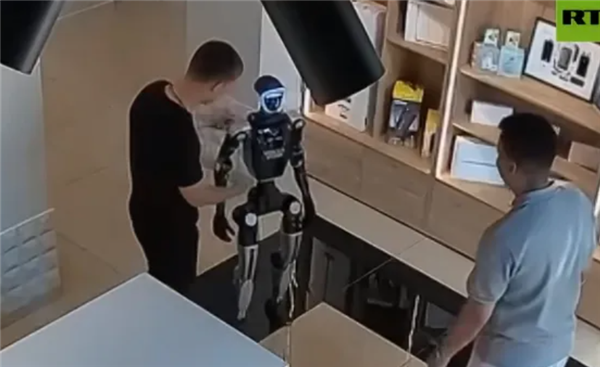 俄罗斯一机器人遭推搡后腾空飞踢顾客:已被送去重启