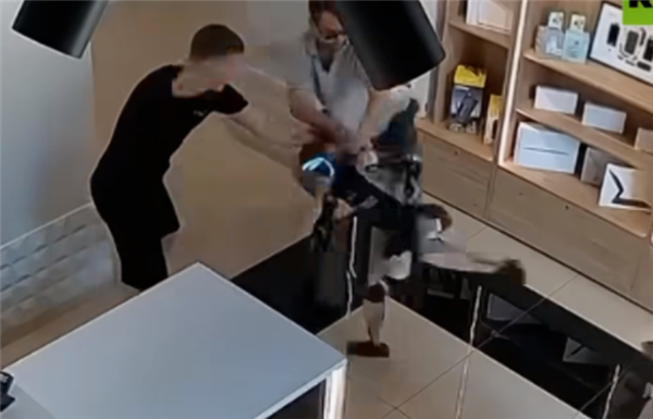 俄罗斯一机器人遭推搡后腾空飞踢顾客:已被送去重启