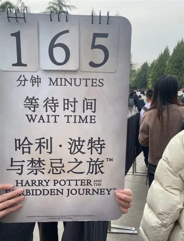 工厂里无人敢靠近的机械臂 被景区拿来抓人玩？