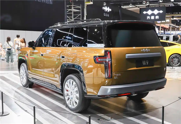 四季度上市！方程豹钛9内饰谍照曝光：配悬浮式大尺寸中控屏