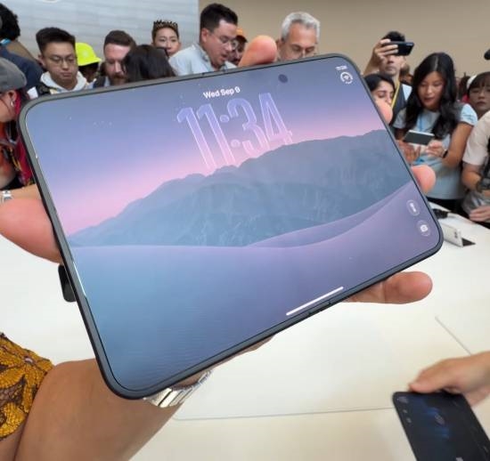 没吹得那么神!iPhone Duo上手折痕明显 乔布斯惊坐起