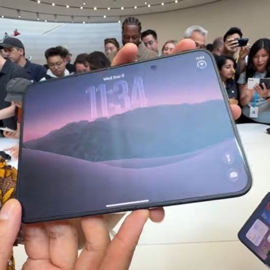 没吹得那么神!iPhone Duo上手折痕明显 乔布斯惊坐起