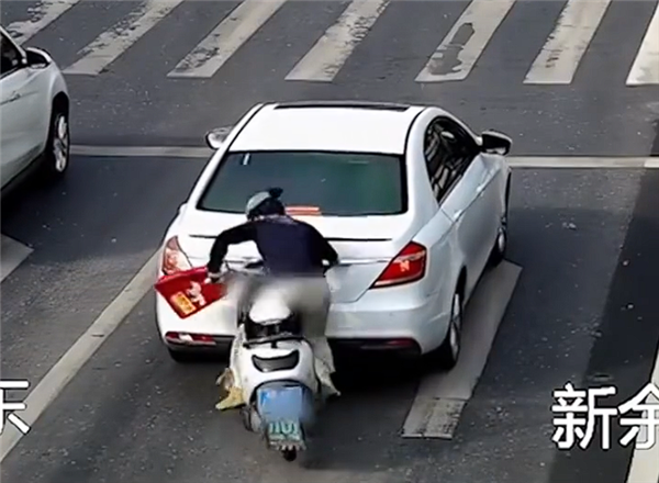 女子骑摩托追尾等红灯汽车后甩锅：他不该停在这！