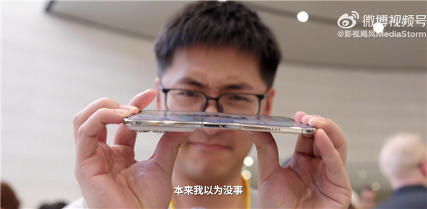 iPhone Duo可靠性翻车：影视飓风Tim在苹果总部掰一下就闪屏了
